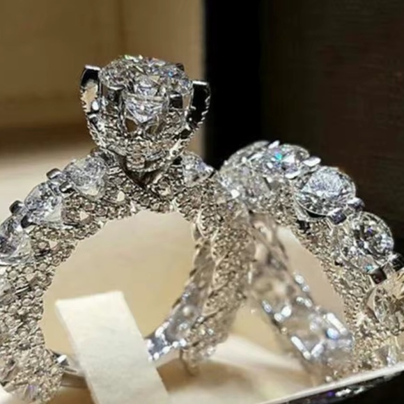 Silver Crystal Engagement Ring Set – Elegant Double Band Bridal
Small size - Picture 10 of 11